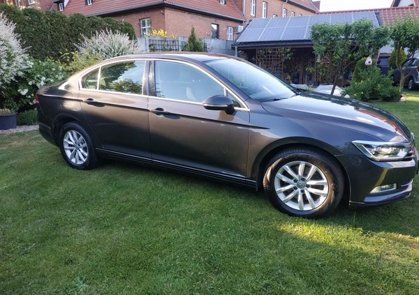 Volkswagen Passat cena 71900 przebieg: 134000, rok produkcji 2019 z Byczyna małe 79